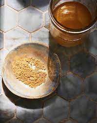 A lightweight oil and shimmery eyeshadow. Https Www Motherearthliving Com Health And Wellness Natural Beauty Beauty Recipes Shimmering Body Oil Ze0z1807zcoo