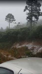 Embora já tenha nevado muito em santa catarina e no rio grande do sul que são os locais com as melhores condições, também já houve registro de neve no paraná, são paulo, minas gerais. Parana Tem Primeira Neve De 2021 E Fenomeno Pode Chegar Ate A Rmc Assista Banda B