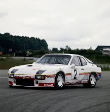 De auto is wat verlaagd en voorzien van een stuggere vering rondom. Porsche 924 The Unsung Hero