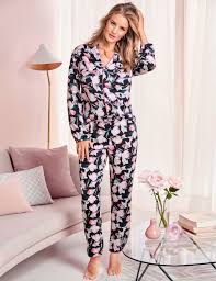 Ic Giyim Cicek Desenli Uzun Kollu Saten Pijama Takimi Bu Kisa Kollu Pijama Ustu Ile Rahat Bir Uykuya Dalin Pijama Uzun Kollu Giyim