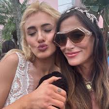 MONA STACY ⭐️✨