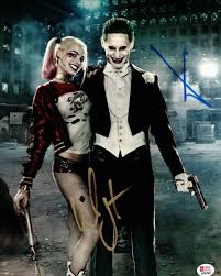 < zobrazit všechny videa v kategorii trailery, filmy, seriály. Margot Robbie Jared Leto Sebevrazedny Oddil Autogram Fog Dog