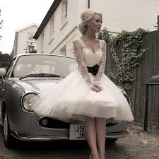 L'abito meteora ha un gusto rétro, per la sposa che nel giorno delle proprie nozze vuole somigliare a una diva anni cinquanta, questo abito ha tutte le caratteristiche giuste. Abiti Da Sposa Anni 50 Passione Retro