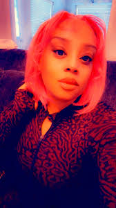 I want to thank Val Reed for inviting me to moderate her group. I'd like to  introduce myself. I'm passionate about fashion and fitness, and I work as a  stylist. I'm based