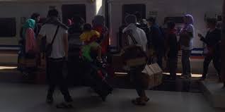 Norman riaz sedang berbaring di ranjang susunnya di dalam kereta api millat express. Pemudik Kereta Api Diminta Tak Bawa Binatang Dan Buah Menyengat Merdeka Com