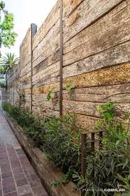Jardin De Style De Style Rustique Par Mariangel Coghlan Cloture Bois Recycle If You Have A Small Yard The La In 2020 Fence Design Garden Fencing Rustic Gardens