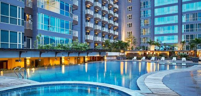 Kolam renang air hangat di éL Hotel Bandung dengan fasilitas untuk keluarga.