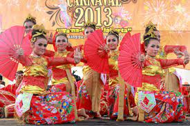 Tari piring biasanya ditampilkan oleh 3 hingga 5 penari yang memegang dua hingga tiga piring dalam tangannya dan gelang lonceng kecil yang diikat pada kaki penari. Materi Sekolah Bentuk Tari Kreasi Tari Kreasi Dari Tradisi Dan Nontradisi Materi Sekolah Indonesia