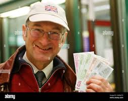 Bruce Cason haelt am Mittwoch, 10. Dezember 2009, bei der Bundesbank in  Frankfurt, Hessen, Euro in der Hand, nachdem er 1400 D-Mark in Euro  umtauschte. Die Bundesbank tauscht weiter kostenlos DM gegen