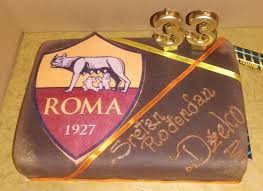 Jasikevičius je s tem preprečil kapetanu slovenske reprezentance in cska matjažu smodišu, da bi se vpisal v klub najtrofejnejših igralcev evrope.smodiš, ki je sedmič nastopil v finalu evrolige (kinder bologna 2001 in 2002, skipper 2004, cska 2006, 2007 in 2008), tako ostaja pri treh naslovih prvaka (2001, 2006, 2008), grenak priokus pa je ostal tudi. Foto Dzeko Festeggia I 33 Anni Con Una Torta Giallorossa