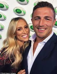 The marriage must have lasted for at least 10 years, and the divorced spouse must be at least 62 years old. Phoebe Burgess Shows Off Her Ringless Wedding Finger After Finalising Her Divorce Daily Mail Online