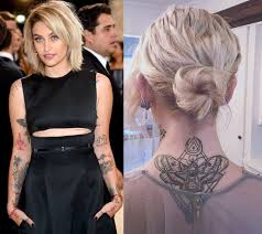 You may know her from the cutest star in barney & friends growing up to the sensual singer of body says, demi lovato is a singer, songwriter, and actress who has raised in front of hollywood. Na Igle 10 Zvezd S Tatu Zavisimostyu Instyle Ru