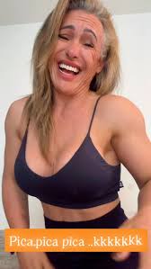 “Fruta 🍓, iogurte 🥣, whey 💪… e o toque que o Cariani não mostrou 😈,  Porque aqui o shape é construído com muito treino… e um pouquinho de  malícia 😜 , #TrendDoCariani #TeamMandinhaBackes ...