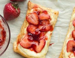 Des Danoises Aux Fraises Super Faciles A Faire Et Parfaites Pour La Saison Recipe Cream Cheese Danish Puff Pastry Desserts Puff Pastry Recipes