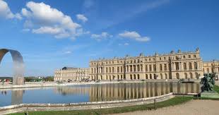 Localitatea versailles a fost sistematizata, odata cu ridicarea palatului, prin taierea de noi strazi, largi si simetrice, centrul fiind traversat de un larg. Schloss Versailles Gites De France