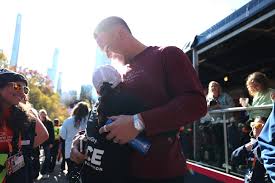 Aaron Judge hugs wife Samantha as she completes NYC Marathon