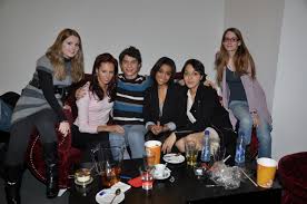 Mache das quiz und finde heraus welchem mitglied des club der alten weide du am ähnlichsten bist. Chamy At Be Happy Be Charming Mein Interview Mit Den Haus Anubis Stars
