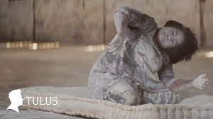 Lirik ruang sendiri oleh tulus. Tulus Ruang Sendiri Official Music Video Youtube
