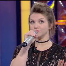 Accompagnés par un orchestre, les candidats chantent en. N Oubliez Pas Les Paroles La Maestro Julie Avoue Avoir Un Faible Pour Un Membre De L Emission Et Ce N Est Pas Nagui Femme Actuelle Le Mag