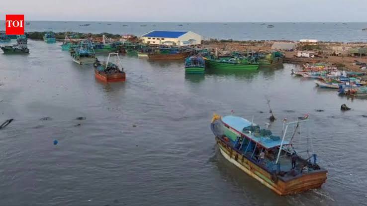 Fisherfolk return to sea with hope as annual ban ends | Trichy News - The Times of India
