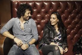 2018 yılında evlendiği eşi i̇dil fırat kimdir? Mert Firat Ve Melisa Sozen In Basrollerini Paylastigi Bir Varmis Bir Yokmus 6 Mart Ta Tum Sinemalarda Leather Jacket Fashion Melisa