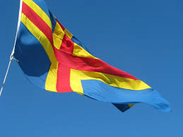 Die flagge ålands ist das nationalsymbol der autonomen inselgruppe zwischen finnland und schweden.der blaue hintergrund mit dem gelben kreuz stellt die zugehörigkeit zu schweden dar, die schwedische kultur und die schwedische abstammung, das rote kreuz auf gelbem kreuz sind die schwedischen farben für finnland und die farben des finnischen staatswappens: Alands Flagga Och Frimarken Visit Aland