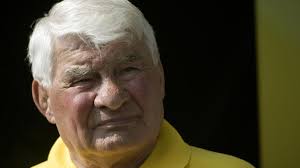 Raymond poulidor, avec son épouse gisèle et leurs deux filles, isabelle et corinne, dans leur patrick jarnoux / paris match. Radsport Legende Raymond Poulidor Verstorben Eurosport