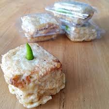 Entah siapa yang menemukan dan menamakan pangananyang satu ini. Kue Snack Cemilan Jajanan Tahu Isi Ayam Sayur Fantasi Pasar Murah Jakarta Shopee Indonesia