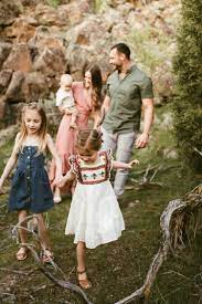 Pocatello Idaho Outdoor Family Session Kortni Ellett Idaho Photographer Family Photoshoot Outfits Family Portrait Poses Family Photo Outfits