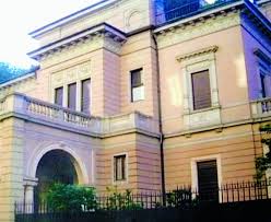 La notizia apparsa su il fatto quotidiano che la polizia si sarebbe recata in un'abitazione in via rovani a milano del presidente berlusconi per eseguire la polizia non ha eseguito l'atto nella villa milanese perché l'indirizzo risulta tra le residenze del presidente del consiglio silvio berlusconi che. Fondi Sospetti Blitz Della Digos In Una Residenza Del Premier Il Fatto Quotidiano