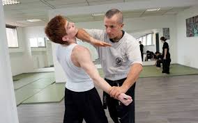 Lors d'un exercice de self défense, on peut donc viser les parties aussi bien que les yeux, la tempe et frapper aussi bien du coude, que du revers du poing, du ﻿à muret tout près de toulouse, savate et bf loisir et intensif, touche et combat. Club Krav Maga Toulouse Meilleurs Cours De Self Defense Toulouse
