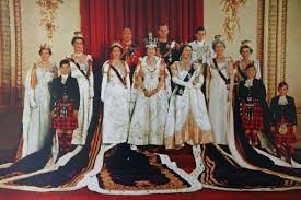 Ce très bel album de 256 pages, illustré de nombreuses photographies, relate l'évolution des sacres et des couronnements les plus illustres, depuis celui de la reine victoria d'angleterre en 1838 à l'installation du roi felipe vi. Tous Les Details Sur La Robe Du Couronnement De La Reine Elizabeth Ii D Angleterre Famille Royale Angleterre Elizabeth Ii Famille Royale De Grece