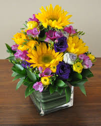 Maybe you would like to learn more about one of these? A Floral Table Centerpiece For A Home Party With Friends Large Flower Arrangements Flower Arrangements Home Flower Arrangements