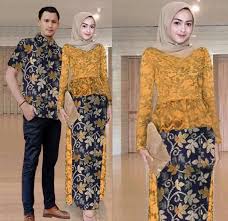 Trend model baju batik couple kekinian untuk kondangan terbaru , banyak sekali pilihan warna yang tersedia. 20 Inspirasi Baju Couple Kondangan Anak Muda Ide Baju Couple
