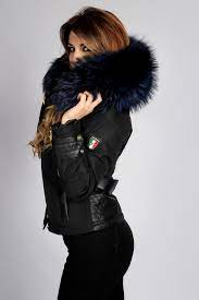 Repost Anaaelleb With Repostapp Team Ventiuno Une Noire Une Rouge Mais Les Deux A Grosse Black Coat Outfit Winter Winter Coat Outfits Hooded Winter Coat