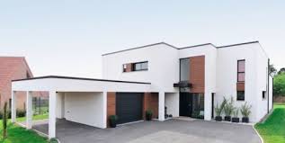 Entree D Une Maison Cubique Avec Carport Maison Cubique Maison Et Maison Moderne Toit Plat