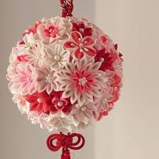 やっとつまみ細工ボールブーケ完成 結局100個弱程作りました 軽い気持ちで始めたけど中々大変だった つまみ細工 つまみ細工ボールブーケ ボールブーケ ボールブーケ手作り fabric flowers kanzashi flowers crafts