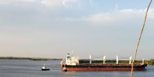 Navio Encalha No Guaiba Em Porto Alegre