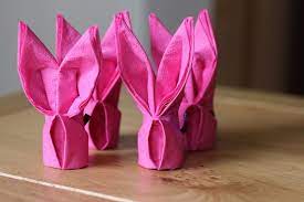 C'est déjà pâques, alors pour préparer la décoration de la table, on vous propose de découvrir un tutoriel pour transformer une serviette en tête de lapin ! Pliage Serviette Papier Facile Et Deco Paques Avec Serviettes