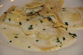 Ravioli Mit Steinpilzfulle Und Parmesanschaum Rezept Rezept Ravioli Fullung Rezept Italienische Gerichte Ravioli Rezept
