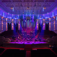 In de rij voor een toegangstest. Testen Voor Toegang Ein Deutsches Requiem Nationale Opera Ballet