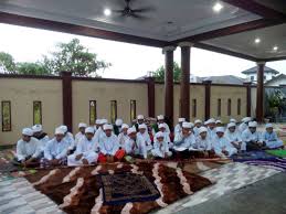 Karena ada niat yang harus diluruskan, ada pengorbanan yang harus dilakukan, juga ada cinta yang meminta dibuktikan. Aku Tetap Aku Tahfiz Tanpa Akademik