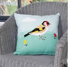 Epingle Par Roger Delporta Sur Interieur Et Deco En 2020 Coussin Chardonneret Oiseaux