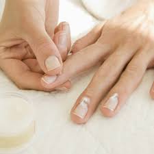 Habiller ses ongles de pieds. 5 Facons De Prendre Soin De Ses Ongles Entre Deux Manucures Femme Actuelle Le Mag