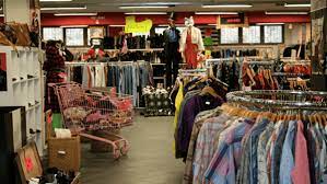 Voo store is a culturally empowered, creatively driven concept space located in berlin kreuzberg offering fashion, footwear, sneakers, books, magazines and art. Im Garage Kleidermarkt Zu Kilopreisen Shoppen Mit Vergnugen Berlin