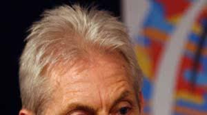 Walter bekommt die affäre mit und stellt sie zur rede. Rockmusik Stones Schlagzeuger Charlie Watts An Kehlkopfkrebs Erkrankt Gesellschaft Faz