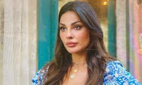 يعتبر صالون زهرة للتجميل ملاذا للنساء الراغبات في تدليل أنفسهن، أو الهروب من متاعب الحياة، ولكن حدثا غير متوقع يربط مالكة الصالون بشاب يدعى أنس. Ø¨Ø±Ù…Ùˆ Ù…Ø³Ù„Ø³Ù„ ØµØ§Ù„ÙˆÙ† Ø²Ù‡Ø±Ø© ÙŠÙ‡Ø² Ù…ÙˆØ§Ù‚Ø¹ Ø§Ù„ØªÙˆØ§ØµÙ„ Ø§Ù„Ø§Ø¬ØªÙ…Ø§Ø¹ÙŠ ÙˆÙ†Ø§Ø¯ÙŠÙ† Ù†Ø³ÙŠØ¨ Ù†Ø¬ÙŠÙ… ØªÙƒØ´Ù Ù…ÙˆØ¹Ø¯ Ø¹Ø±Ø¶Ù‡ Ù‚Ù„Ù… Ø³ÙŠØ§Ø³ÙŠ