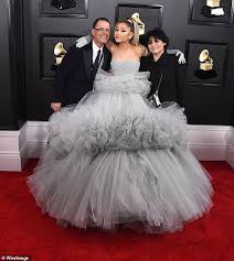 Ariana grande sublime dans sa robe. Ariana Grande S Mother Joan And Brother Frankie Give Seal Of Approval On Engagement To Dalton Gomez Readsector Female