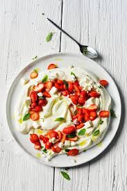 Les Fraises Sont De Retour On Va Pouvoir Hesiter Entre Fromage Et Dessert A Moins De Prendre Les Deux En Meme Temps Alimentation Idee Recette Recette De Petit Dejeuner