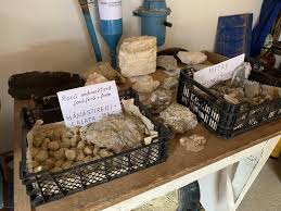 Exista o serie de rauri in albia in cele mai multe cazuri cautatorii folosesc metoda primitiva de exploatare, adica cernerea. Casa Cautatorului De Aur Buces Updated 2021 Prices